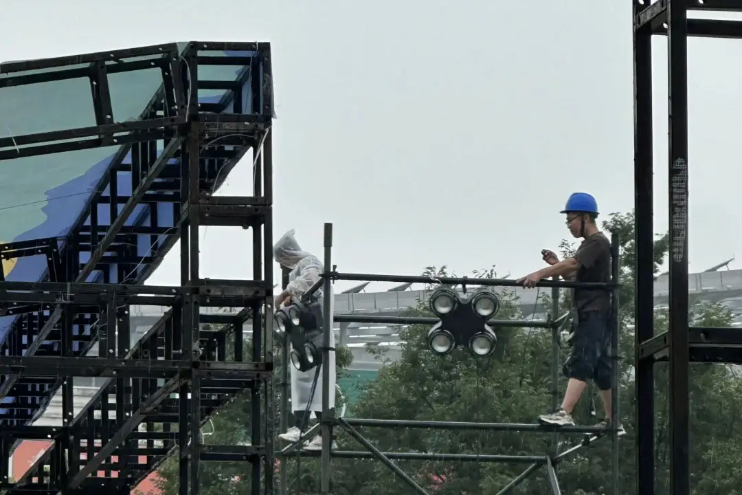 Nhân sự thi công sân khấu
