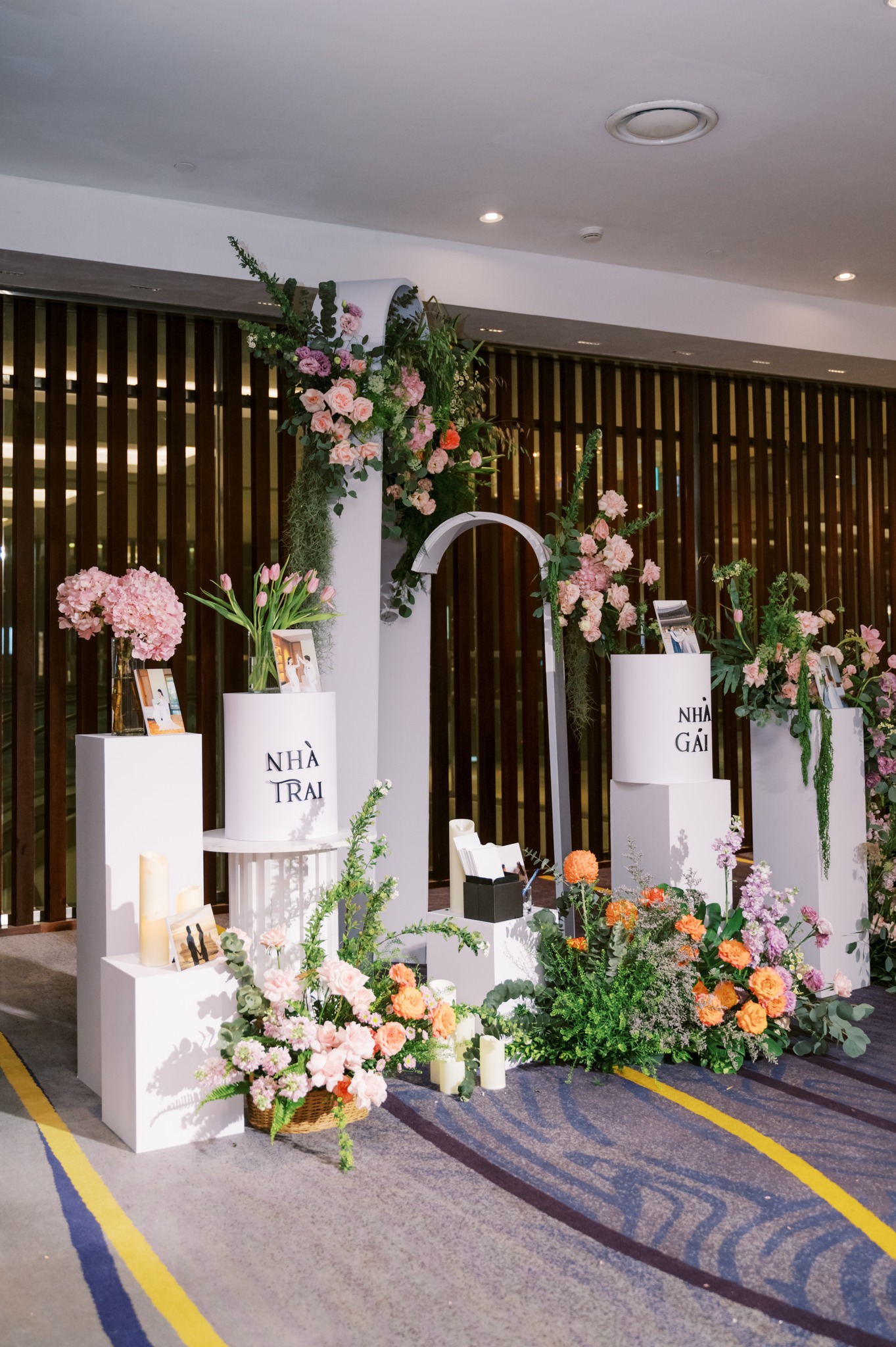Thi công gallery và bàn ký tên đám cưới
