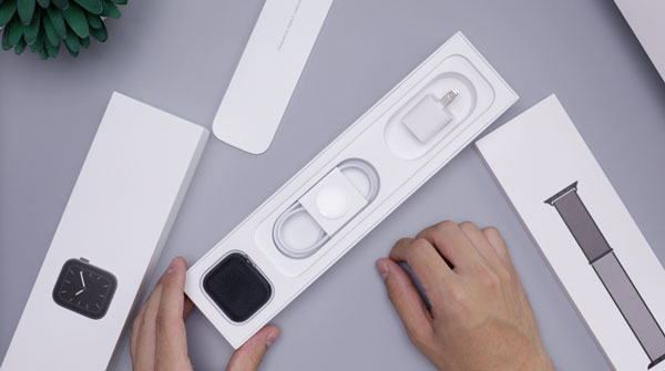 Bao bì tối giản sang trọng của Apple Watch với thiết kế tinh tế và sắp xếp gọn gàng.
