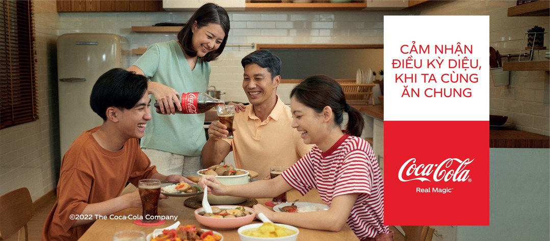 Hình ảnh cảm nhận thương hiệu Coca-Cola trong bữa cơm gia đình