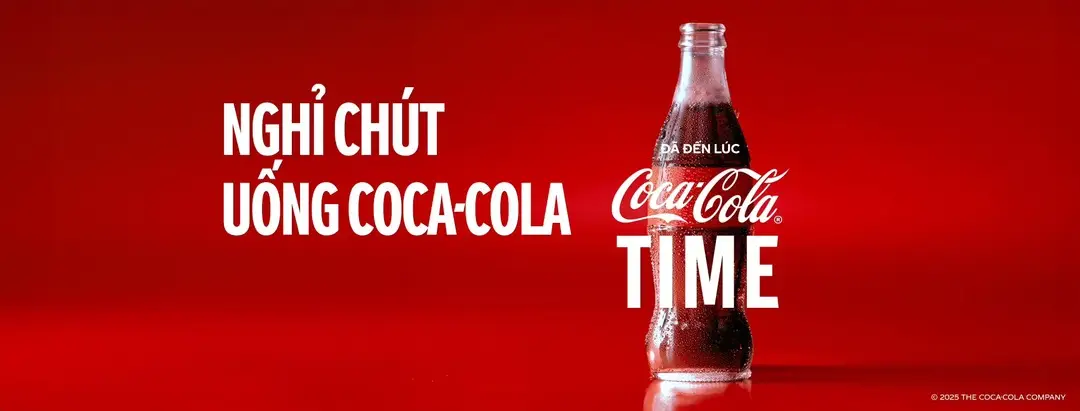 Kiểu chữ Script đặc trưng của thương hiệu Coca-Cola trên nền đỏ