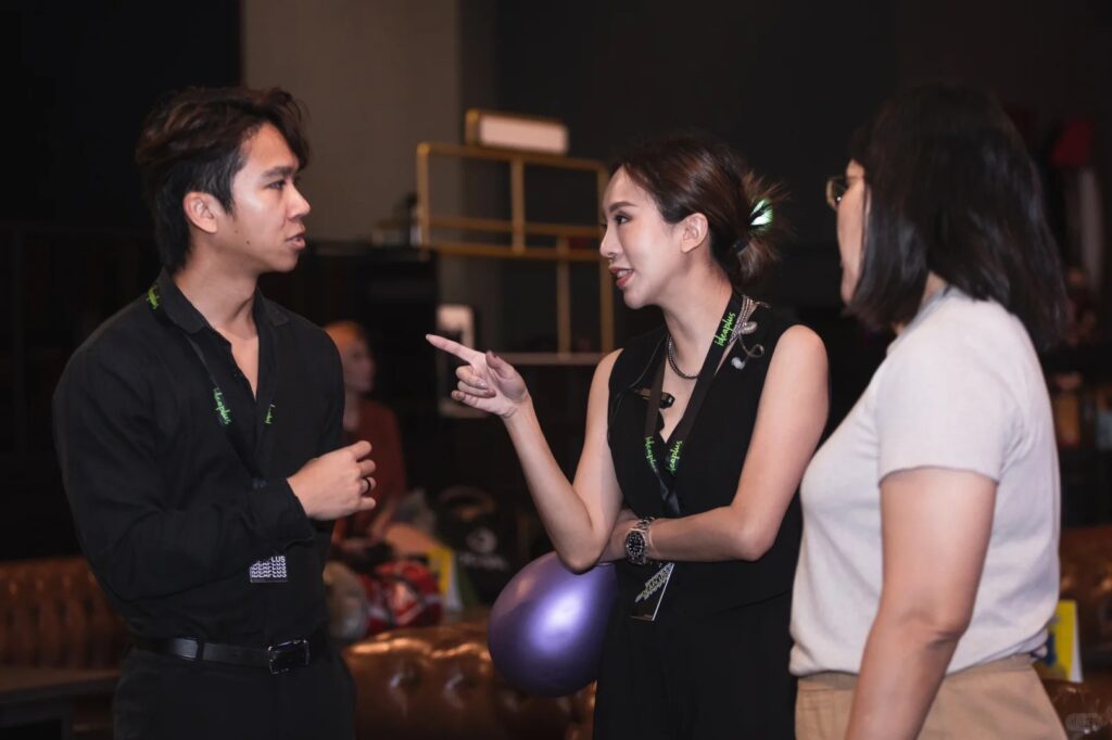 Hình ảnh nhà sản xuất sự kiện đang điều phối ekip trong hậu trường