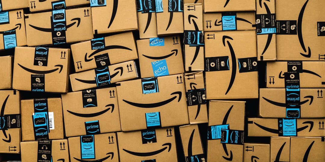 Logo Amazon trên thùng hàng giao Prime