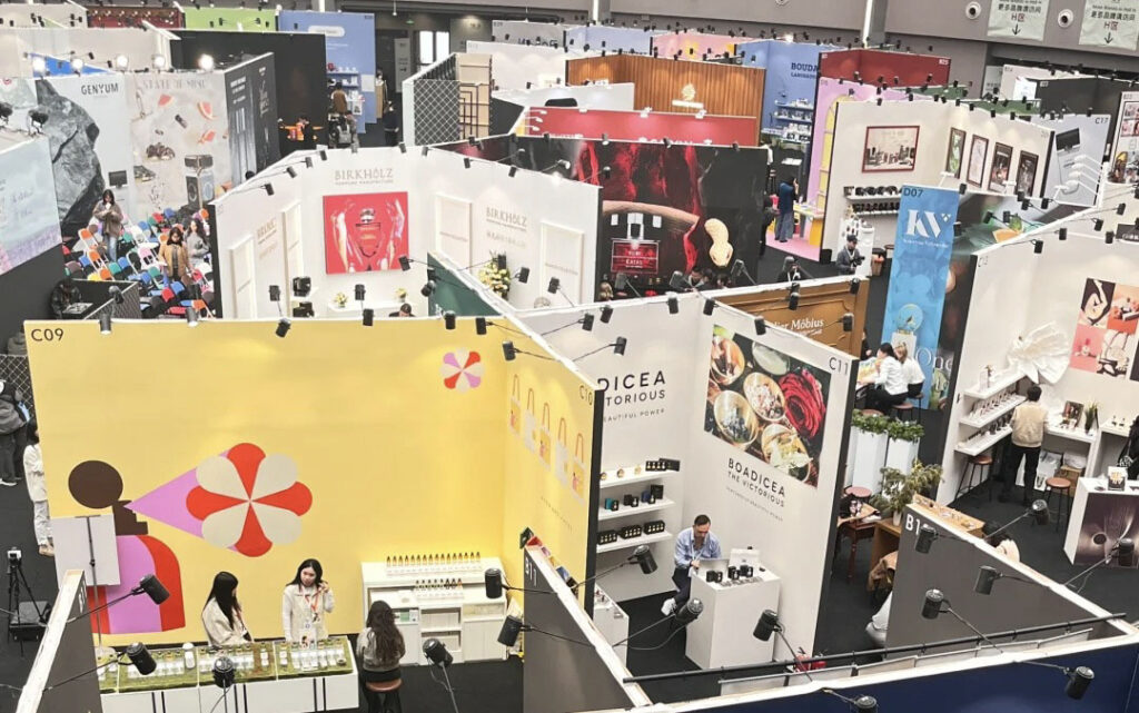 Toàn cảnh các gian hàng triển lãm được thiết kế chuyên nghiệp, nổi bật và đồng bộ