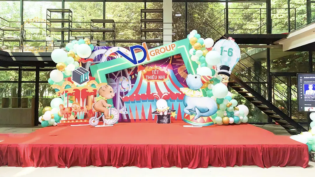 Sân khấu trang trí Tết Thiếu Nhi 1/6 với bong bóng, mô hình hoạt hình 3D và backdrop chủ đề rạp xiếc đầy màu sắc