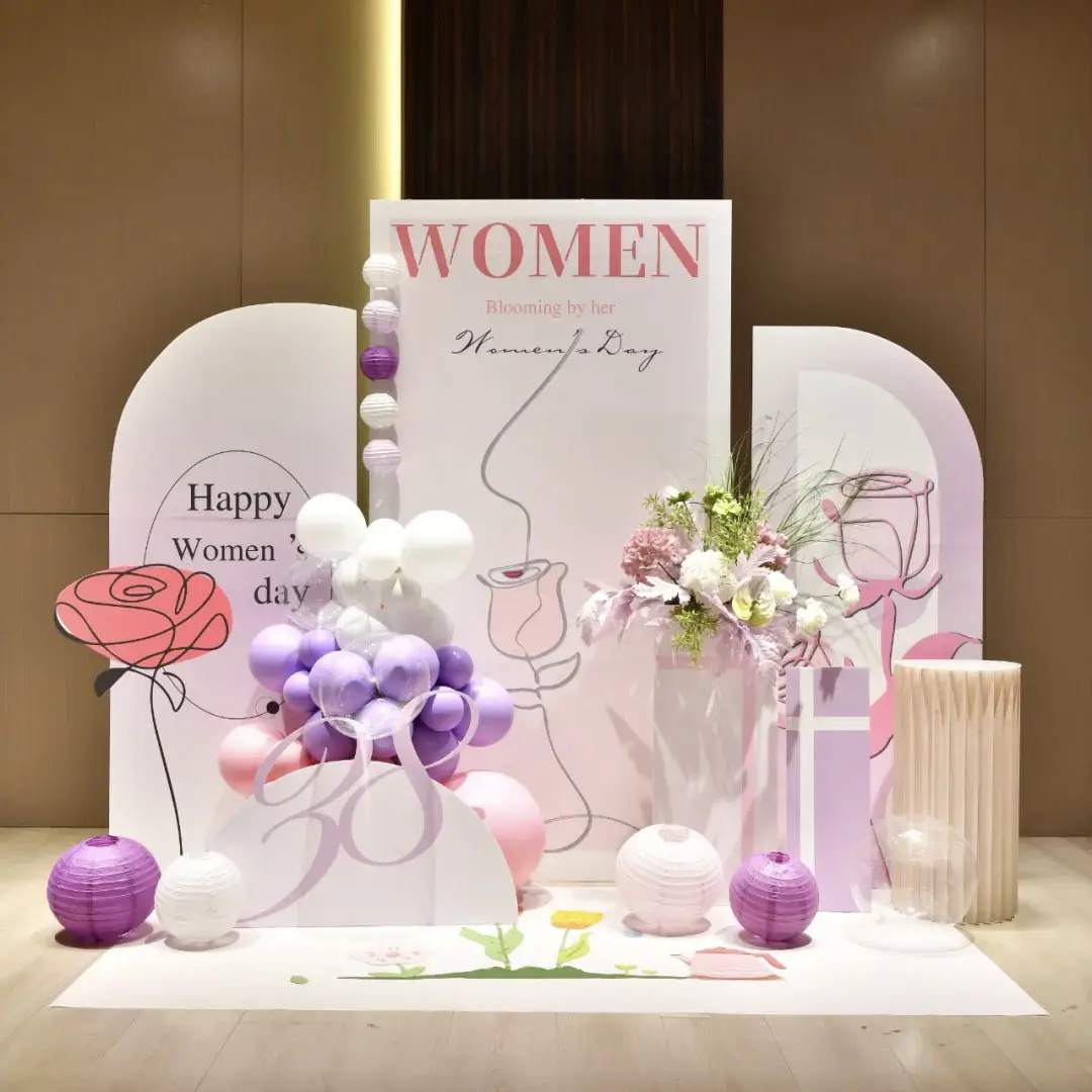 Không gian trang trí 8/3 sang trọng với tone hồng tím pastel, hoa tươi và bóng bay nghệ thuật