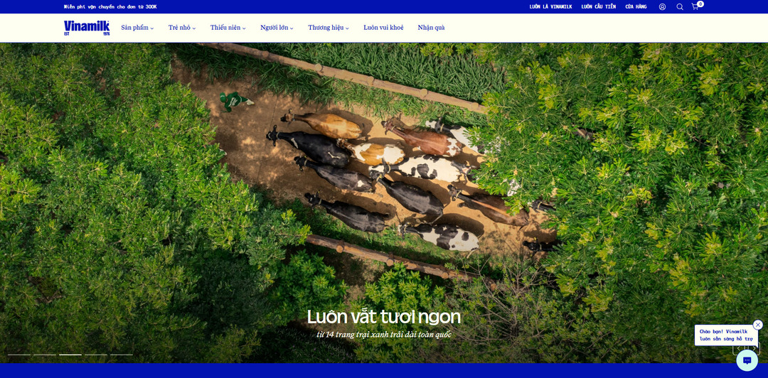Giao diện trang chủ website Vinamilk với hình ảnh đàn bò tại trang trại xanh.