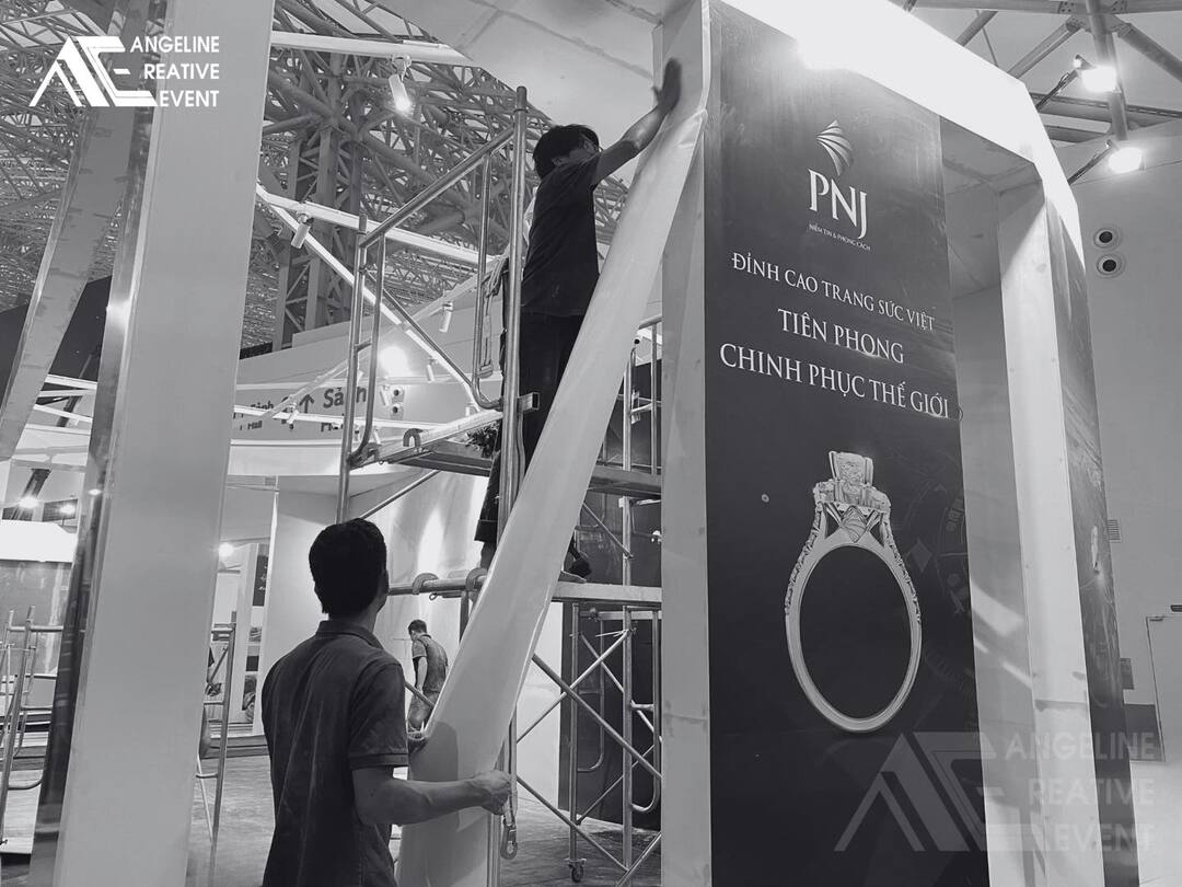 Nhân sự Xưởng Event lắp đặt backdrop và không gian sự kiện