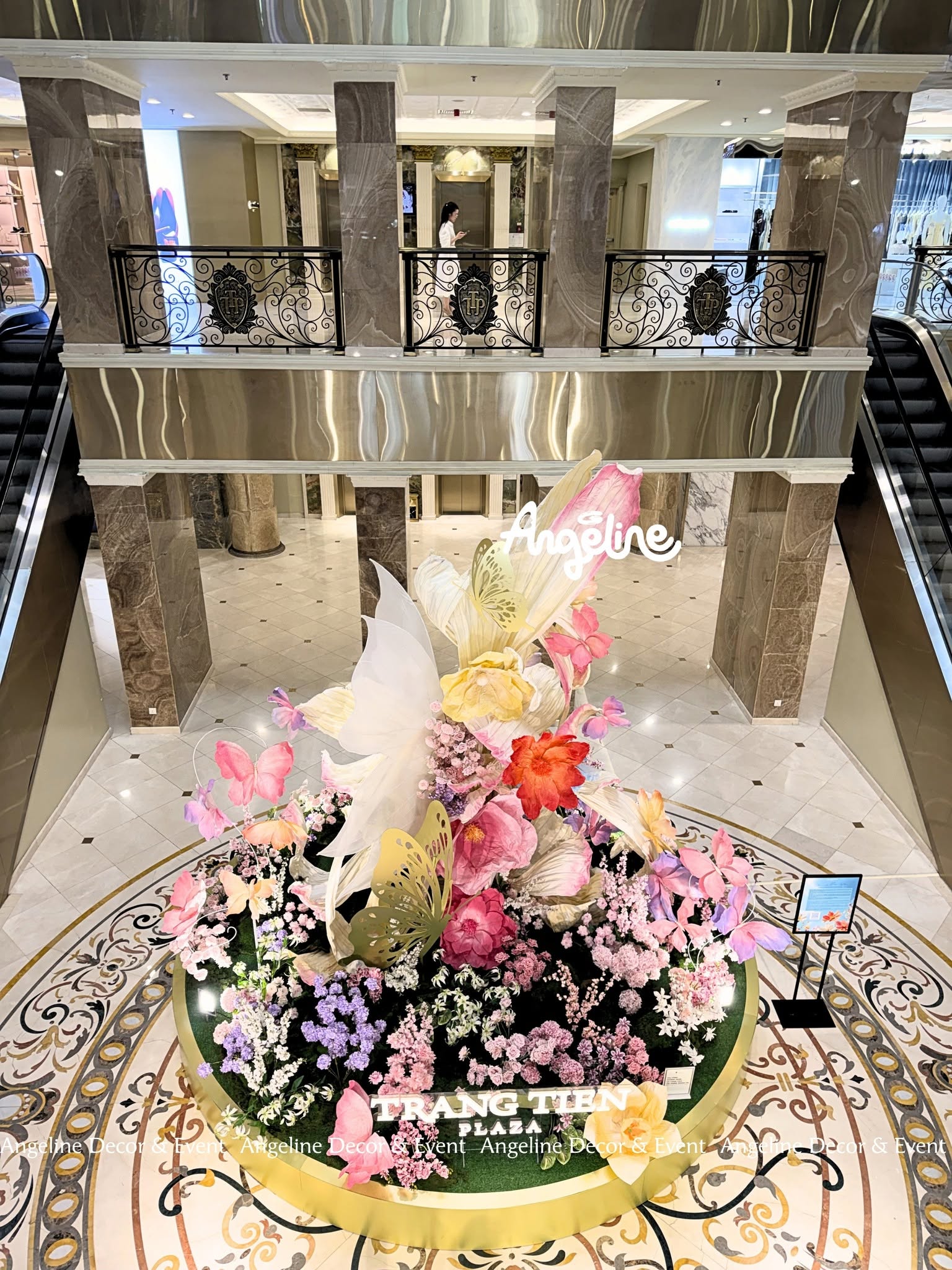 Góc nhìn từ tầng trên xuống cụm hoa nghệ thuật tại Tràng Tiền Plaza