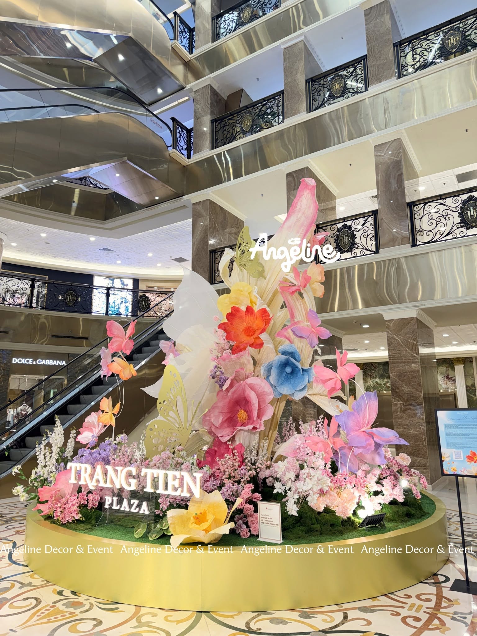 Không gian Chạm Vào Mùa Hoa tại Tràng Tiền Plaza