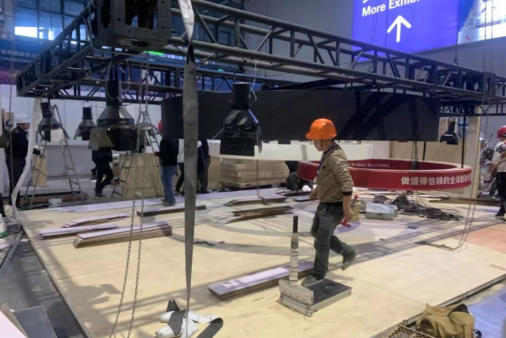 Khung sắt thi công gian hàng triển lãm chắc chắn