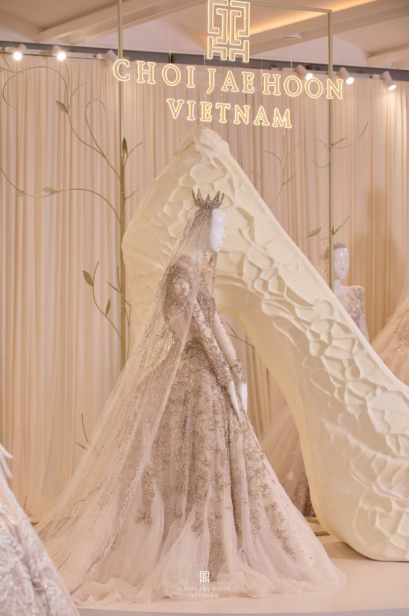 Không gian trưng bày váy cưới Choi Jae Hoon Vietnam tại Fairmont Hanoi