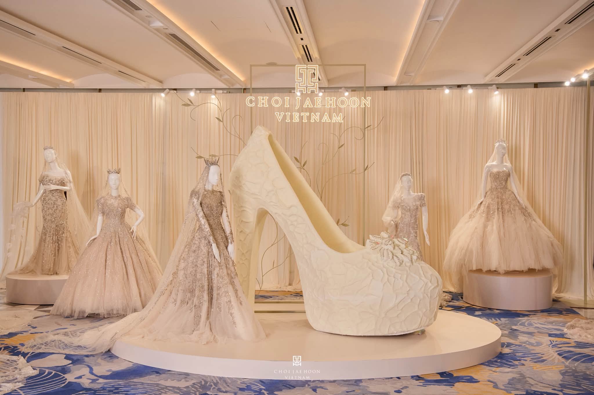 Không gian trưng bày váy cưới Choi Jae Hoon Vietnam tại Fairmont Wedding Fest