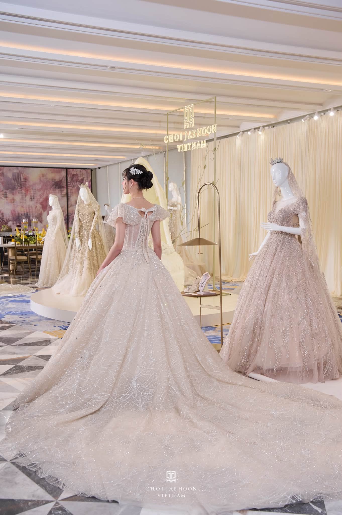 Hệ vách và bục trưng bày váy cưới do Xưởng Event thi công